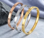 Pulseras de diseño de cruz de acero de titanio.