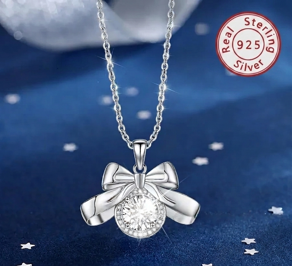 Collar con colgante de lazo en plata de ley 925 con incrustaciones de circonitas.