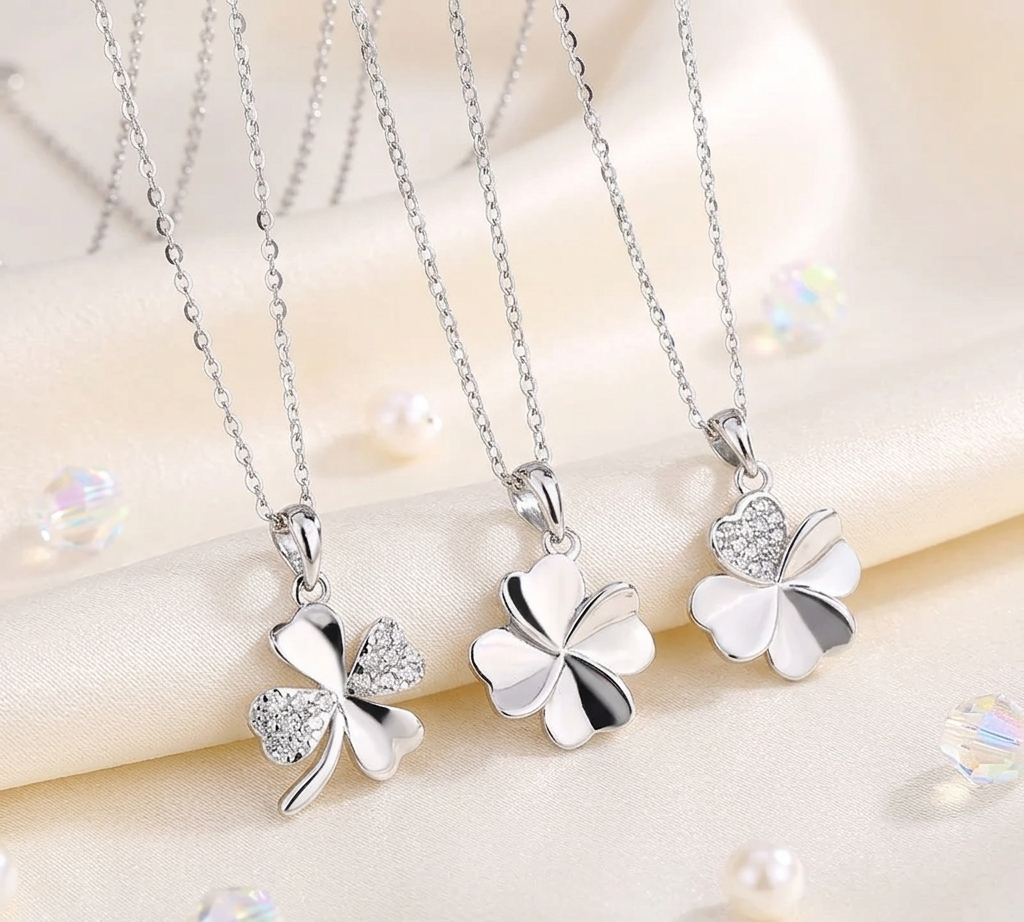 Collar de trébol de cuatro hojas en plata de ley 925, elegante accesorio de joyería.