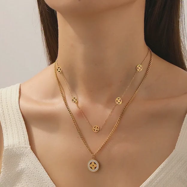 Collar de doble capa de acero inoxidable 304, chapado al vacío (en horno) diseño de flor hueca y colgante de flor pequeña y concha