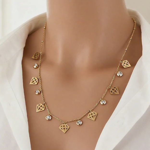 Collar con múltiples colgantes de circonitas de Acero Inoxidable chapado en oro.