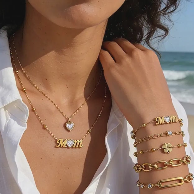 Collar con inicial en acero inoxidable 304, chapado en oro de 18K mediante PVD.