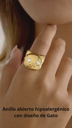 Anillo abierto hipoalergénico con diseño de gato, en acero inoxidable 304 con recubrimiento PVD de oro e incrustación de circonita.